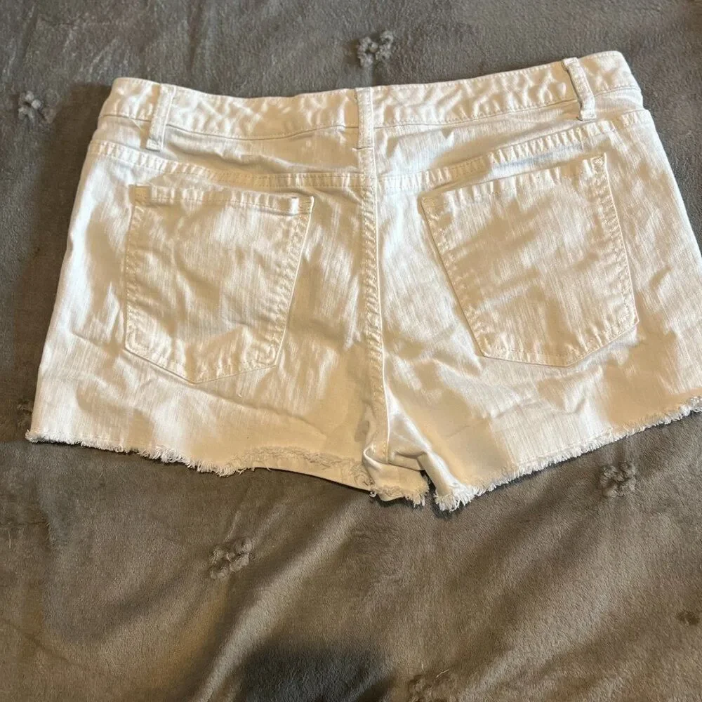 Mossimo Womens Jean Shorts White Distressed High Rise Stretch Juniors size 17 SB